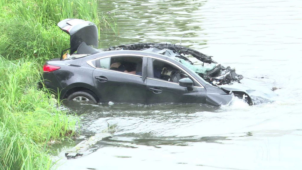 действия водителя при падении автомобиля в воду