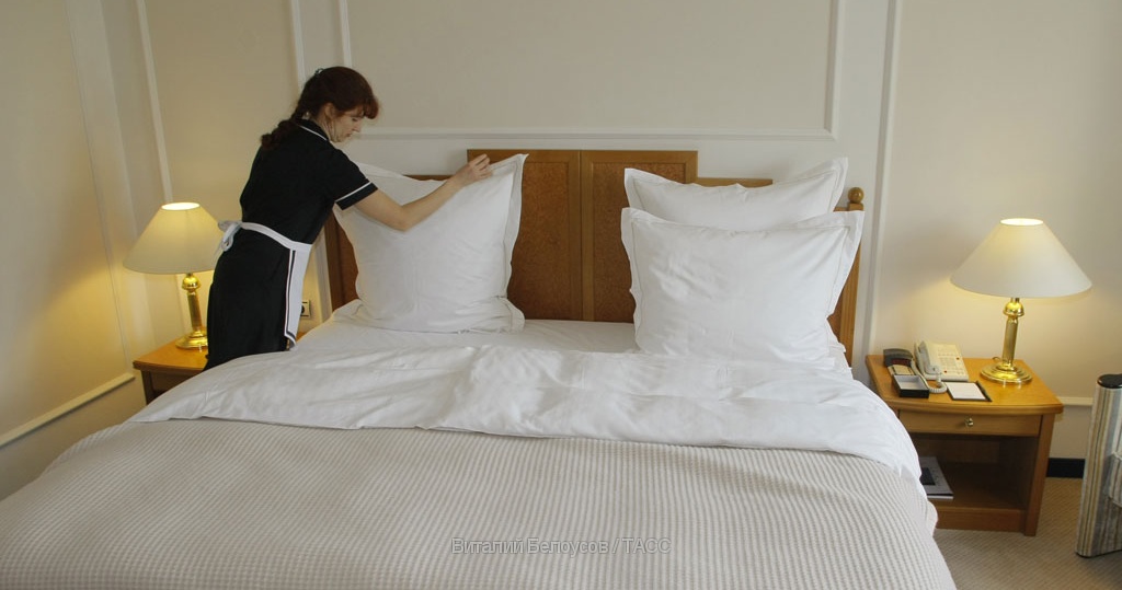 Разделили кровать в гостинице с сестрой