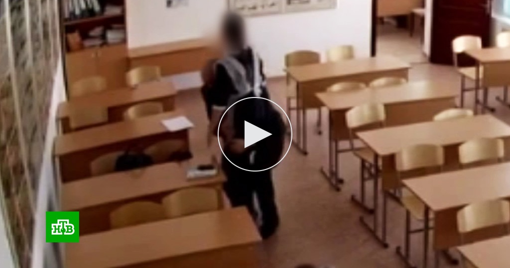 Смотреть онлайн Ненасытная школьница из Петербурга задобряет преподавателя минетом бесплатно