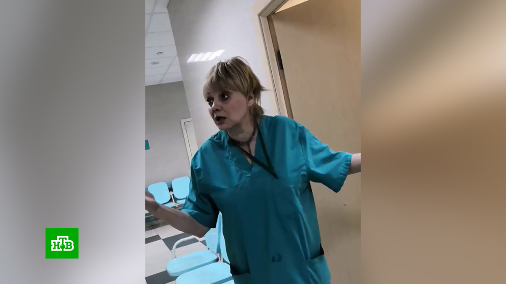 Пьяная медсестра оголила бюст перед друзьями