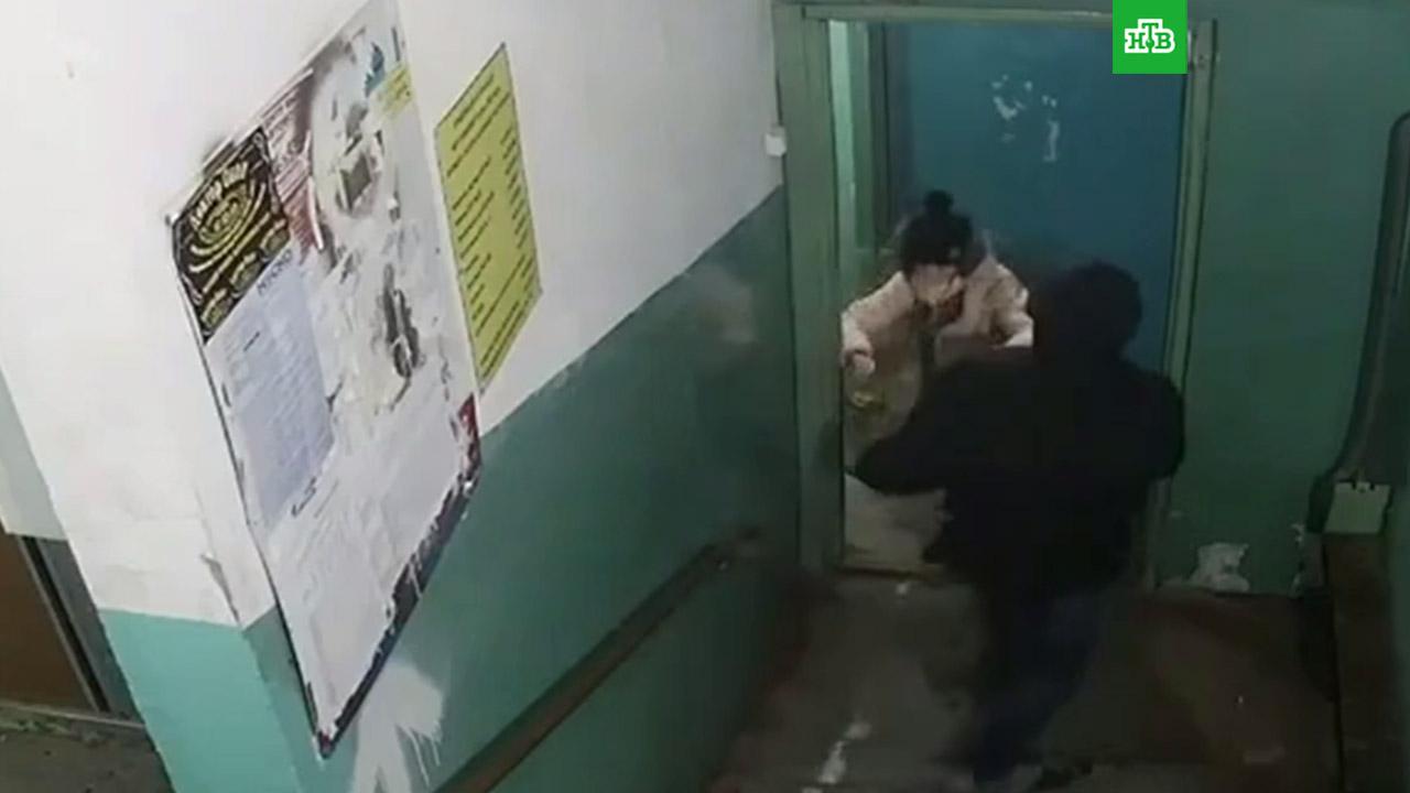 Молодая крошка сидит в комнате под домашним арестом