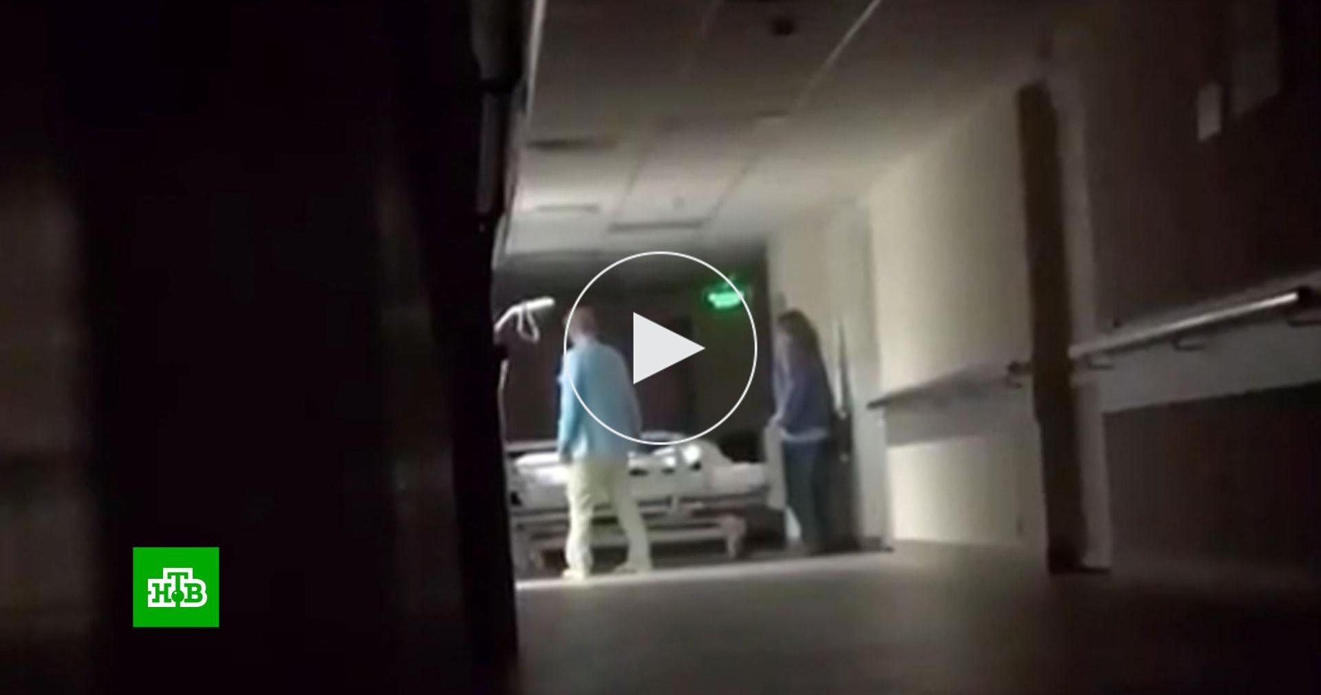 Пациентка больницы бреет свою бывалую пилотку