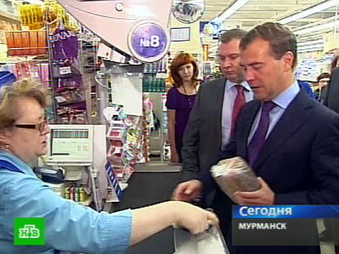 Дмитрий Медведев зашел за дешевым хлебом.Медведев, Мурманск, продукты, регионы, хлеб.НТВ.Ru: новости, видео, программы телеканала НТВ