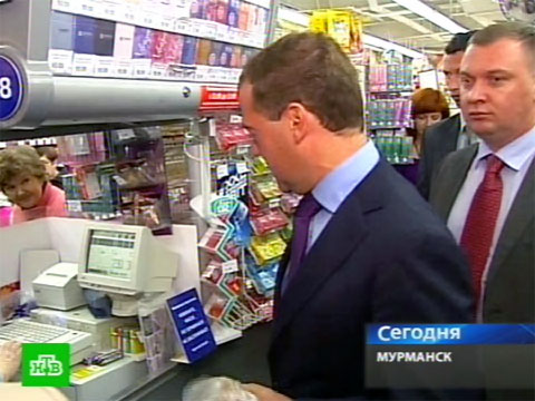 Медведев наведался в мурманский магазин.Медведев, Мурманск, продукты, регионы, хлеб.НТВ.Ru: новости, видео, программы телеканала НТВ