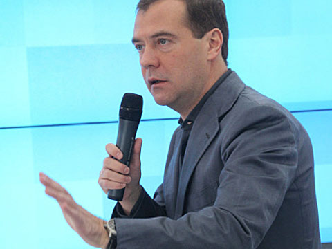 Фанатки целовали Медведева по очереди.блогер, Интернет, Медведев.НТВ.Ru: новости, видео, программы телеканала НТВ