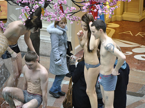 «Голое» купание в ГУМе: покупателям понравилось.Pussy Riot, Москва.НТВ.Ru: новости, видео, программы телеканала НТВ