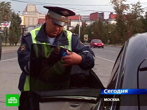 Автомобилисты сдирают тонировку и вспоминают правила парковки.автомобили, ГИБДД, законодательство, ПДД, штрафы.НТВ.Ru: новости, видео, программы телеканала НТВ