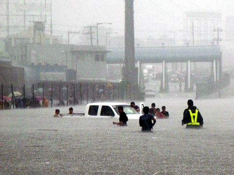Столица Филиппин уходит под воду.наводнения, природные аномалии, Филиппины.НТВ.Ru: новости, видео, программы телеканала НТВ