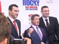 Братья Кличко и Сталлоне заставили петь Рокки Бальбоа