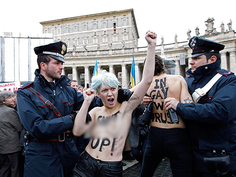 Активистки FEMEN оголили грудь перед Папой Римским.FEMEN, папа римский.НТВ.Ru: новости, видео, программы телеканала НТВ