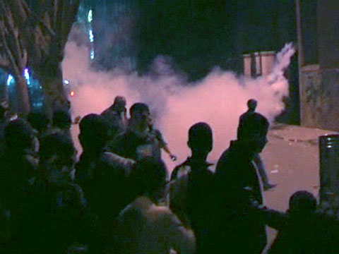 Полиция разгоняет египетских погромщиков слезоточивым газом.беспорядки, Египет, казнь, приговор, стадионы, фанаты, футбол.НТВ.Ru: новости, видео, программы телеканала НТВ