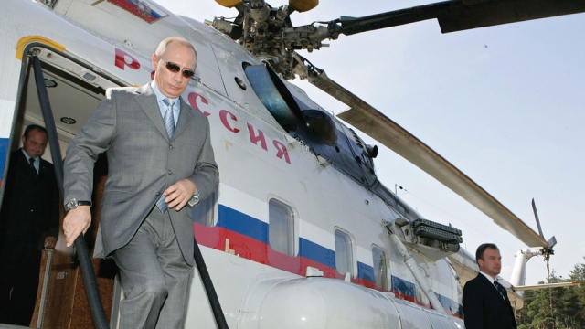 Путин пересядет с автомобиля на вертолет Ми-8.вертолеты, выставка, Кремль, Москва, Путин.НТВ.Ru: новости, видео, программы телеканала НТВ