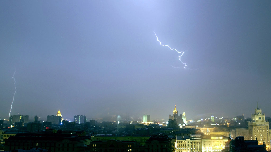 Ждем грозу. Гроза и дождь в Москве. Гроза в Москве Полянка. Гроза в Москве май 2021. Гроза ТАСС.