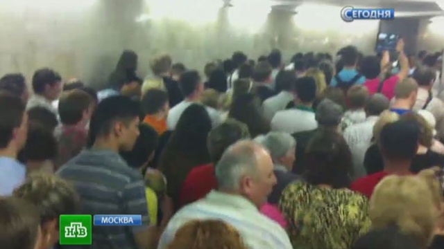 В задымленное метро спустились люди с кислородными баллонами.движение, метро, Москва, пассажиры, пожар.НТВ.Ru: новости, видео, программы телеканала НТВ