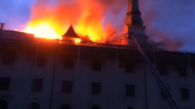 В центре Риги полыхает дворец президента.пожар, Рига.НТВ.Ru: новости, видео, программы телеканала НТВ