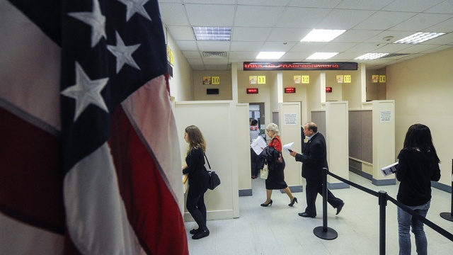 У посольства США посетители закапывают в клумбы iPad и духи.безопасность, курьезы, Москва, посольства, США.НТВ.Ru: новости, видео, программы телеканала НТВ