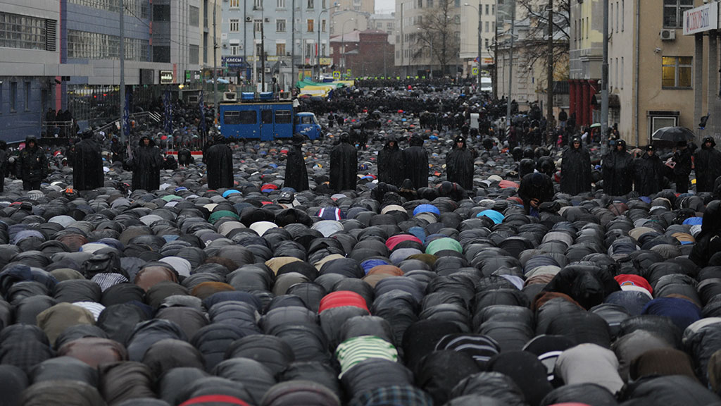 Где сейчас курбан. Мигранты Москва Курбан байрам. Праздник Курбан байрам Москва полиция. Мусульмане на улицах Москвы.
