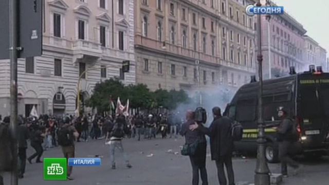 Итальянцы в центре Рима закидали полицейских яйцами.беспорядки, забастовки, Италия, митинги за рубежом, Рим.НТВ.Ru: новости, видео, программы телеканала НТВ