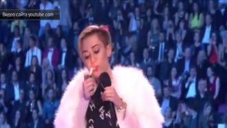 Майли Сайрус раскурила на сцене MTV Europe Music Awards «косяк»