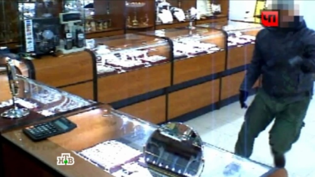 Камеры видеонаблюдения зафиксировали ограбление ювелирного салона в Краснодаре.Краснодар, ограбления, полицейские, ювелирный магазин.НТВ.Ru: новости, видео, программы телеканала НТВ