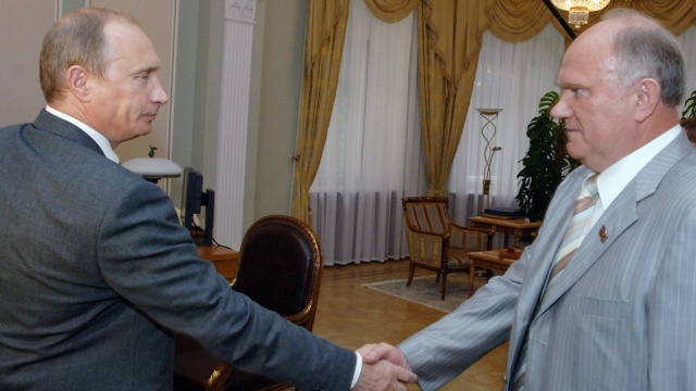 Путин «с намеком» подарил Зюганову на юбилей фигурку Чапаева.Зюганов, Путин, юбилей.НТВ.Ru: новости, видео, программы телеканала НТВ