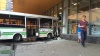 На севере Москвы автобус влетел в торговый центр: первое видео