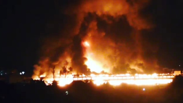 На рынке «Беркат» в Грозном тушат масштабный пожар.Грозный, магазины, пожары, Чечня, ярмарки и рынки.НТВ.Ru: новости, видео, программы телеканала НТВ