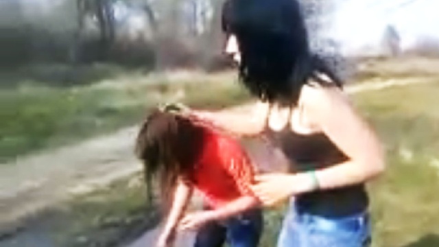 избиение голых девушек видео