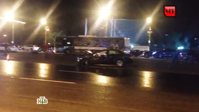 На Кутузовском проспекте столкнулись автобус и две легковушки.ДТП, Москва, автобусы, автомобили.НТВ.Ru: новости, видео, программы телеканала НТВ