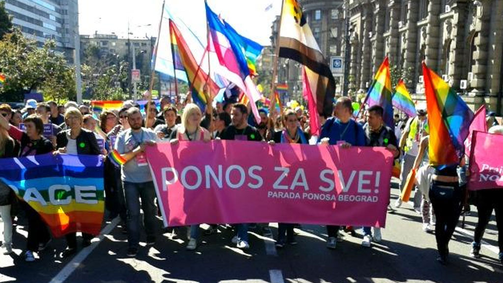 В столице Сербии несколько сотен гей-активистов под защитой тысяч полицейск...