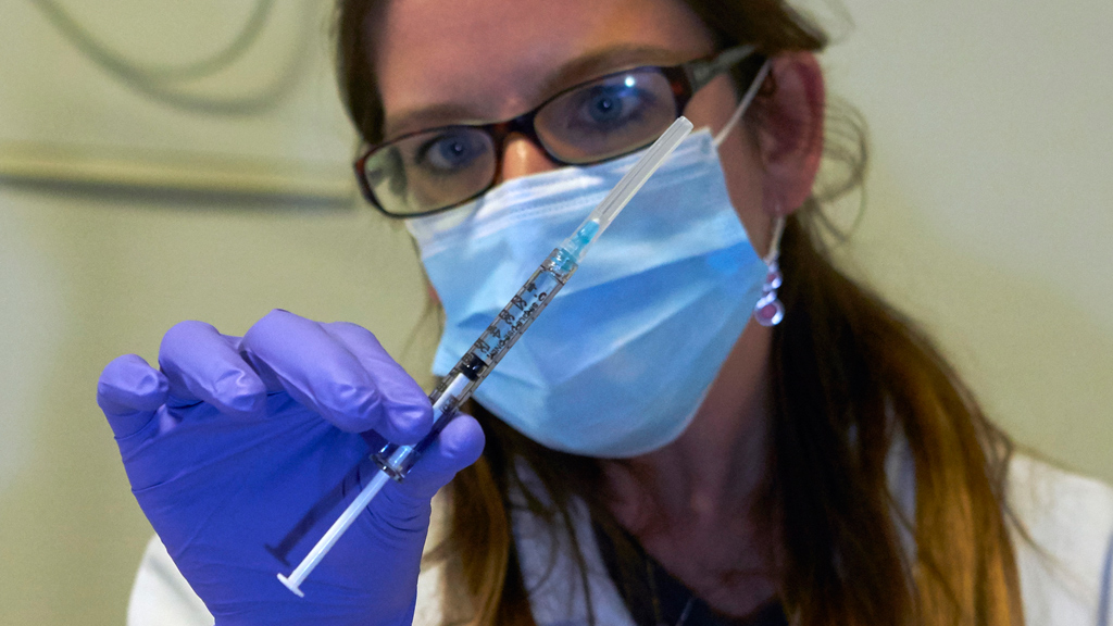 Вакцина от лихорадки Эбола прошла первые клинические испытания в США .