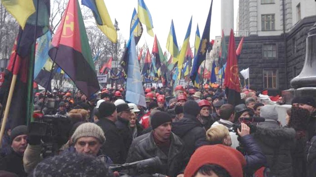 Митингующие у украинского кабмина шахтеры требуют встречи с Яценюком.Украина, митинги и протесты, шахты и рудники.НТВ.Ru: новости, видео, программы телеканала НТВ