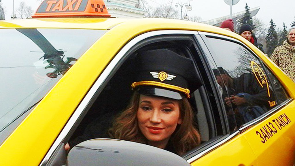 Глухая таксистка. Женщина таксист. Девушка в такси. Девушка таксистка. Красивая девушка таксист.