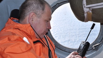 Крушение траулера в Охотском море: спасатели нашли вещи с затонувшего «Дальнего Востока»