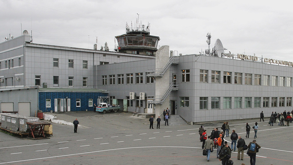 Аэропорт южно сахалинск. Аэропорт Тобольск старый аэропорт Южно Сахалинск. Южно-Сахалинск аэропорт 2021. Аэропорт Южно-Сахалинск фотографии. Аэропорт Южно-Сахалинск фото 2021.