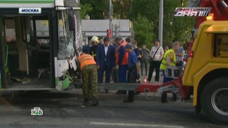 В Москве автобус мог снести людей на остановке <nobr>из-за</nobr> лопнувшего колеса