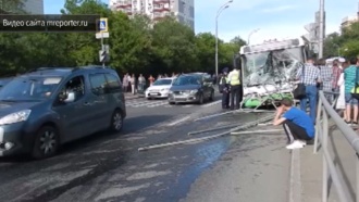 В Москве автобус влетел в трамвайную остановку: кадры с места