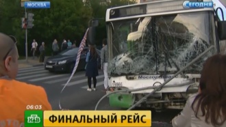 Врезавшийся в московскую остановку водитель автобуса рассказал о потере сознания