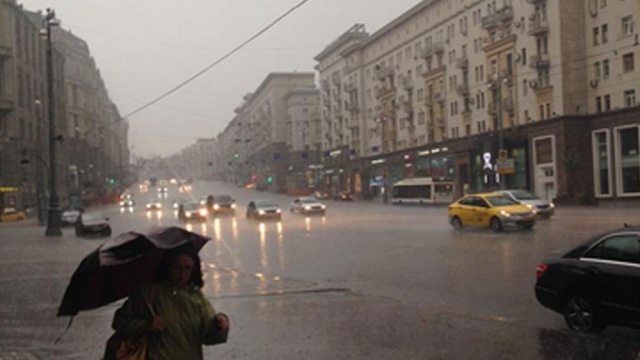 Мощный ливень превратил московские улицы в реки.Москва, метро, погода.НТВ.Ru: новости, видео, программы телеканала НТВ