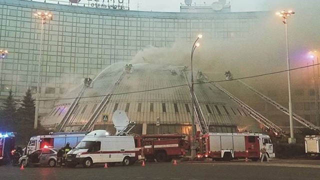 Из горящей в центре Москвы гостиницы эвакуировали постояльцев.Москва, отели и гостиницы, пожары.НТВ.Ru: новости, видео, программы телеканала НТВ
