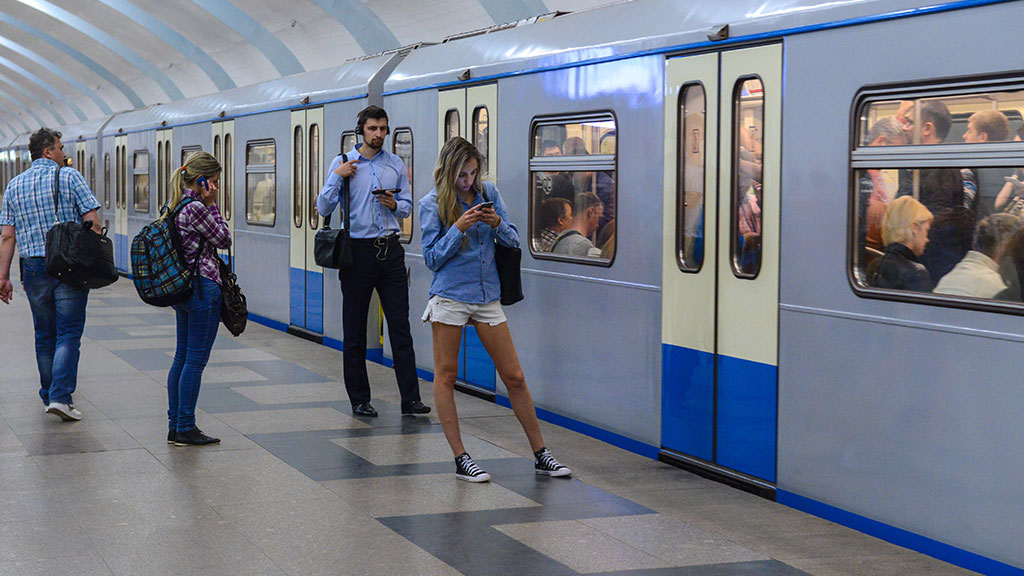 Поездка в метро стоит. Люди на станции метро. Метро люди на платформе. Люди на станции метро лето.