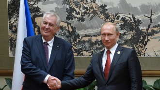 Президент Чехии пообщался с Путиным в Пекине на русском
