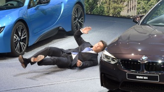 Падение главы BMW на презентации автомобилей попало на видео