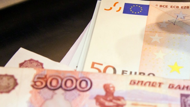 Евро обвалился ниже 70 рублей впервые за 2 месяца.биржи, валюта, доллар, евро, нефть, рубль, экономика и бизнес.НТВ.Ru: новости, видео, программы телеканала НТВ