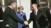 Украинским телеканалам запрещают показывать рукопожатие Путина и Порошенко