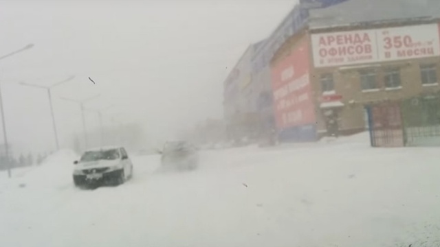 С занесенной снегом оренбургской трассы эвакуировали 80 человек.МЧС, Оренбургская область, погодные аномалии.НТВ.Ru: новости, видео, программы телеканала НТВ