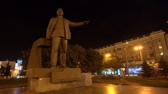 В Днепропетровске радикалы снесли памятник советскому деятелю Петровскому