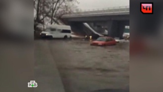 Автомобили едва не ушли под воду на затопленной дороге в Москве