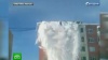 В Якутии сошедшая с крыши лавина снесла трех рабочих: видео