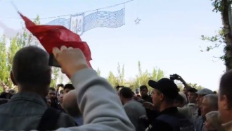 В украинском Николаеве участников шествия атаковали <nobr>из-за</nobr> красных флагов